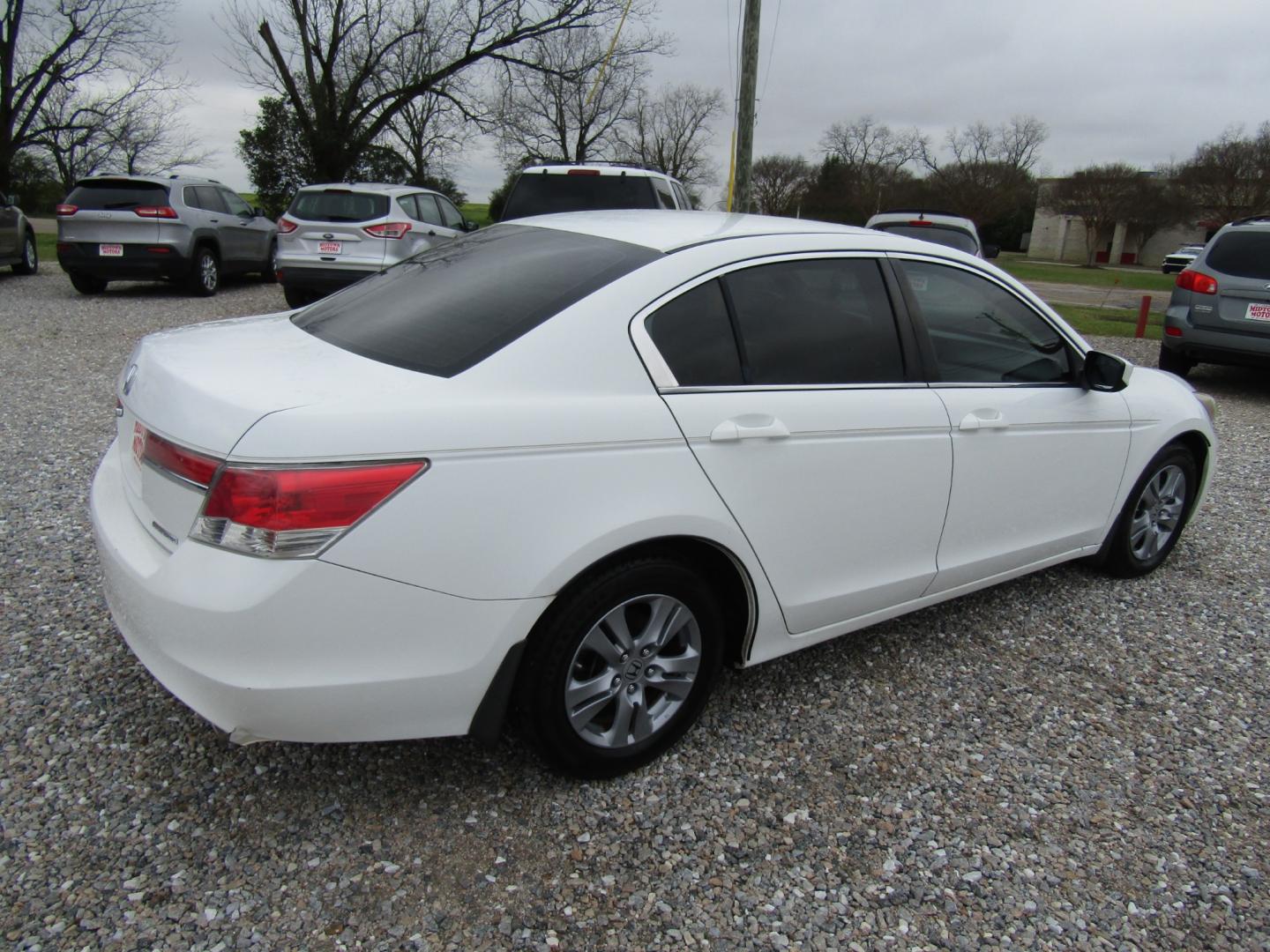 2011 White Honda Accord SE Sedan AT (1HGCP2F60BA) with an 2.4L L4 DOHC 16V engine, Automatic transmission, located at 15016 S Hwy 231, Midland City, AL, 36350, (334) 983-3001, 31.306210, -85.495277 - Photo#7